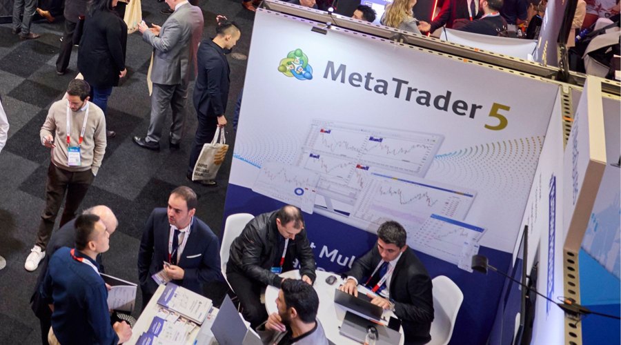 平南警方全力应对春节长假后办证高峰